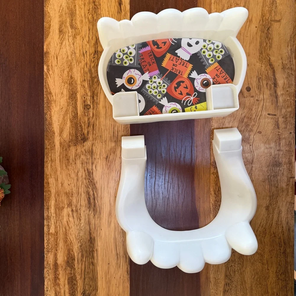 Hallmark Glow in the Dark Halloween Vampire Teeth Candy Holder - Picture 6 of 6